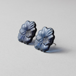 【11月下旬〜12月再販予定】大きなパンジーのヴィンテージガラスピアス/イヤリング［ネイビー］　pag048 6枚目の画像