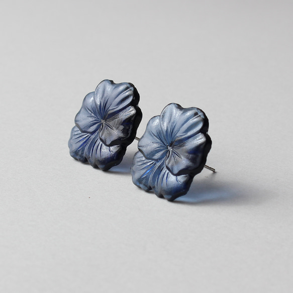 【11月下旬〜12月再販予定】大きなパンジーのヴィンテージガラスピアス/イヤリング［ネイビー］　pag048 6枚目の画像