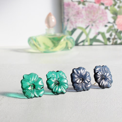 【11月下旬〜12月再販予定】大きなパンジーのヴィンテージガラスピアス/イヤリング［ネイビー］　pag048 4枚目の画像