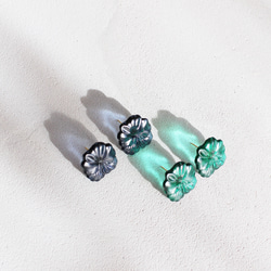 【11月下旬〜12月再販予定】大きなパンジーのヴィンテージガラスピアス/イヤリング［ネイビー］　pag048 7枚目の画像