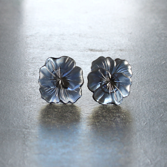 【11月下旬〜12月再販予定】大きなパンジーのヴィンテージガラスピアス/イヤリング［ネイビー］　pag048 14枚目の画像
