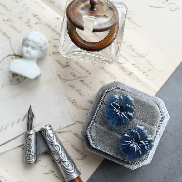 【11月下旬〜12月再販予定】大きなパンジーのヴィンテージガラスピアス/イヤリング［ネイビー］　pag048 5枚目の画像