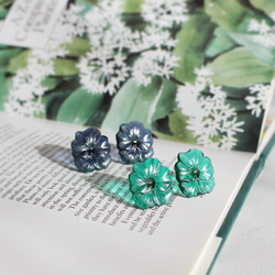 【11月下旬〜12月再販予定】大きなパンジーのヴィンテージガラスピアス/イヤリング［ネイビー］　pag048 12枚目の画像