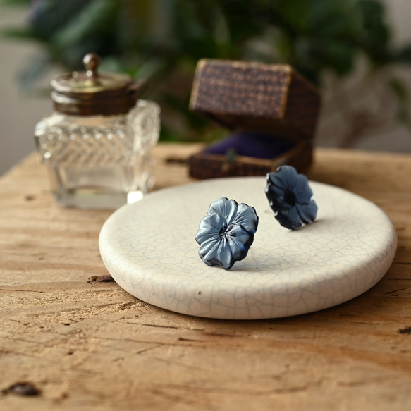 【11月下旬〜12月再販予定】大きなパンジーのヴィンテージガラスピアス/イヤリング［ネイビー］　pag048 15枚目の画像