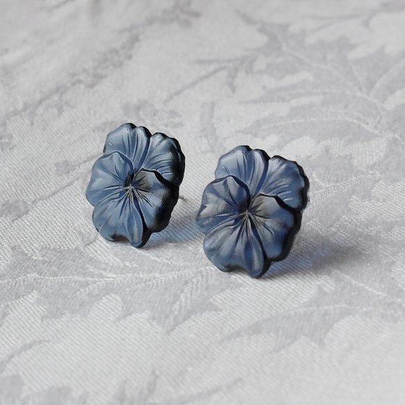 【11月下旬〜12月再販予定】大きなパンジーのヴィンテージガラスピアス/イヤリング［ネイビー］　pag048 1枚目の画像