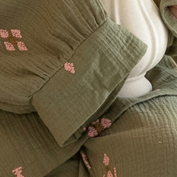 ダブルガーゼの刺繍生地　ゆったりくつろぐ　おとな可愛いルームウェア【春秋】グリーン 7枚目の画像
