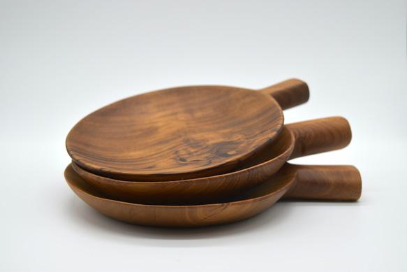 世界三大銘木 チーク無垢材　ハンドル付きプレート　丸Sサイズ　木製食器　取り皿　小皿　丸皿　豆皿 3枚目の画像