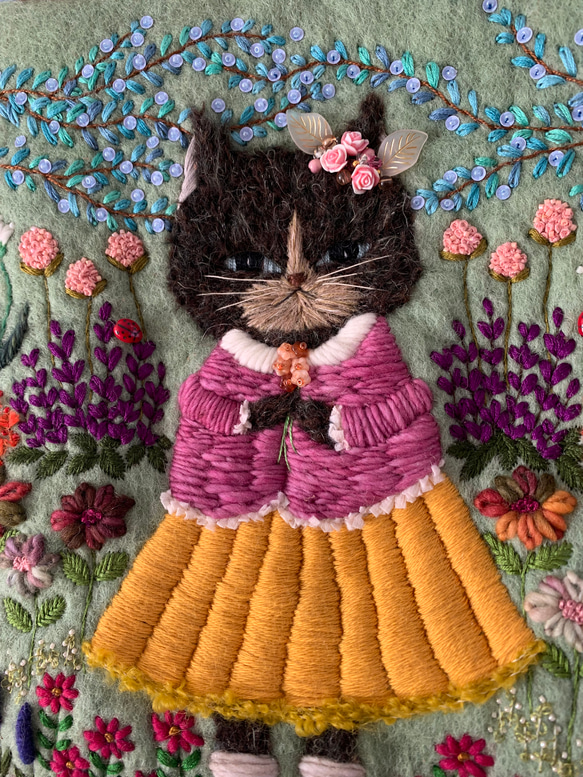 猫さんとお花畑刺繍　羊毛フェルト生地のバッグ 3枚目の画像