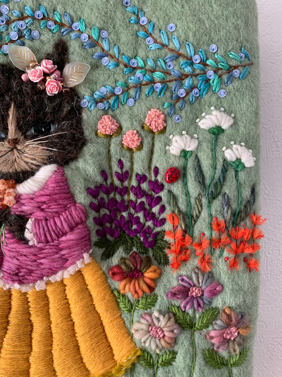 猫さんとお花畑刺繍　羊毛フェルト生地のバッグ 13枚目の画像