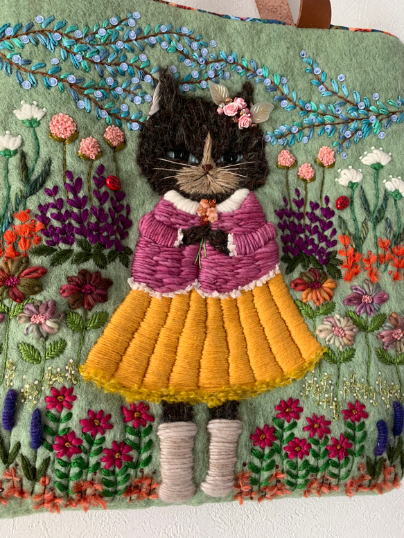 猫さんとお花畑刺繍　羊毛フェルト生地のバッグ 4枚目の画像