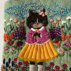 猫さんとお花畑刺繍　羊毛フェルト生地のバッグ 5枚目の画像