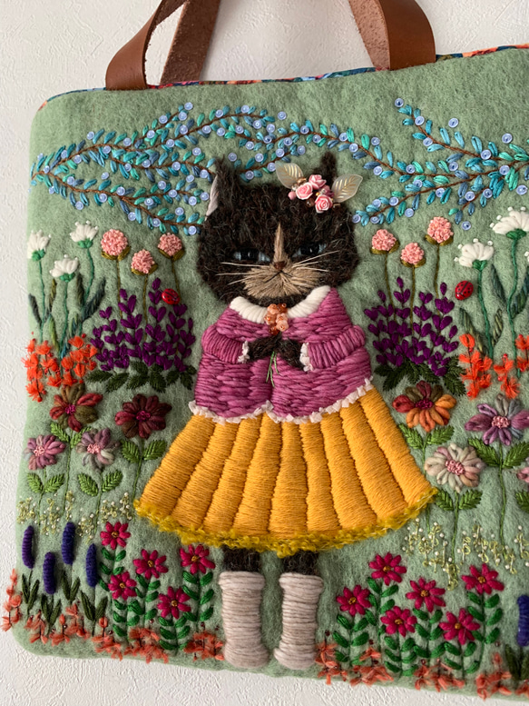 猫さんとお花畑刺繍　羊毛フェルト生地のバッグ 5枚目の画像