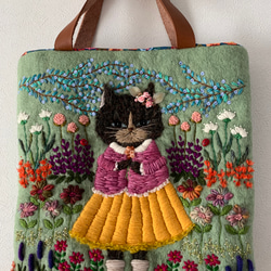 猫さんとお花畑刺繍　羊毛フェルト生地のバッグ 1枚目の画像