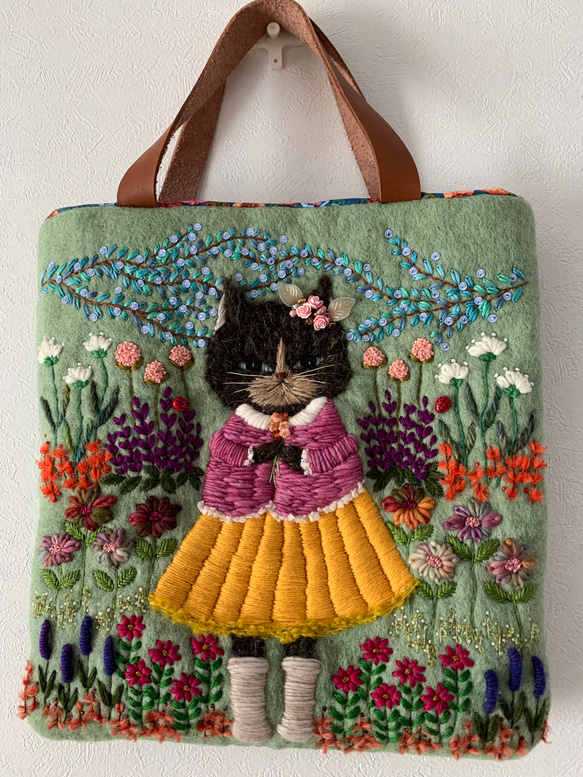 猫さんとお花畑刺繍　羊毛フェルト生地のバッグ 1枚目の画像