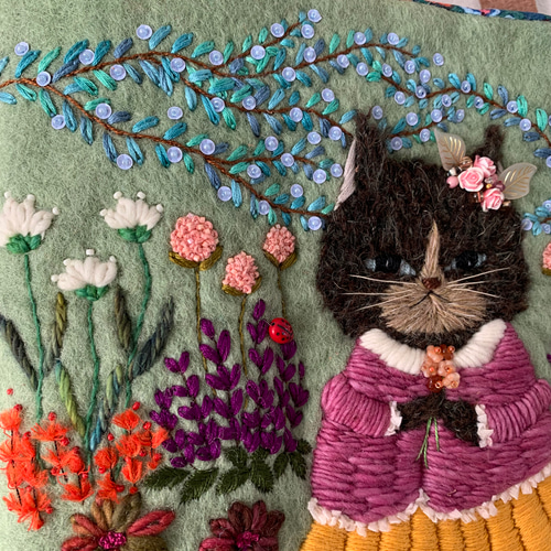 猫さんとお花畑刺繍 羊毛フェルト生地のバッグ ハンドバッグ はな