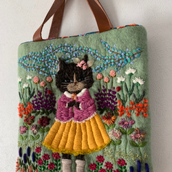 猫さんとお花畑刺繍　羊毛フェルト生地のバッグ 11枚目の画像