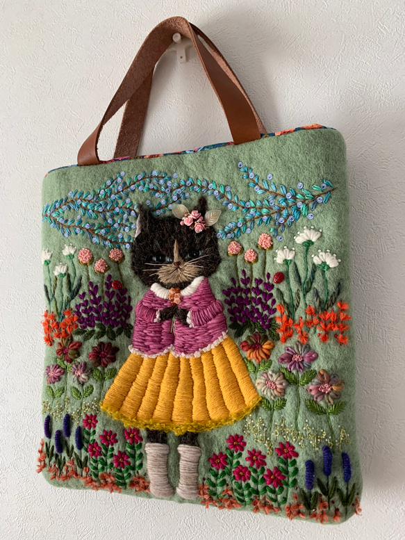 猫さんとお花畑刺繍　羊毛フェルト生地のバッグ 11枚目の画像