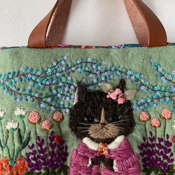 猫さんとお花畑刺繍　羊毛フェルト生地のバッグ 12枚目の画像