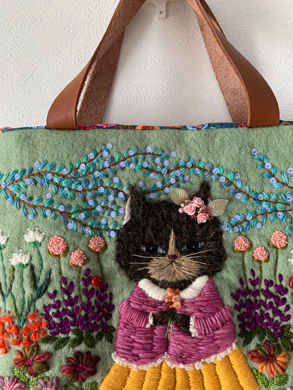 猫さんとお花畑刺繍　羊毛フェルト生地のバッグ 12枚目の画像