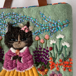 猫さんとお花畑刺繍　羊毛フェルト生地のバッグ 10枚目の画像