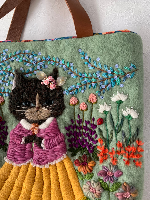 猫さんとお花畑刺繍　羊毛フェルト生地のバッグ 10枚目の画像