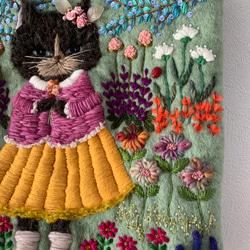 猫さんとお花畑刺繍　羊毛フェルト生地のバッグ 9枚目の画像