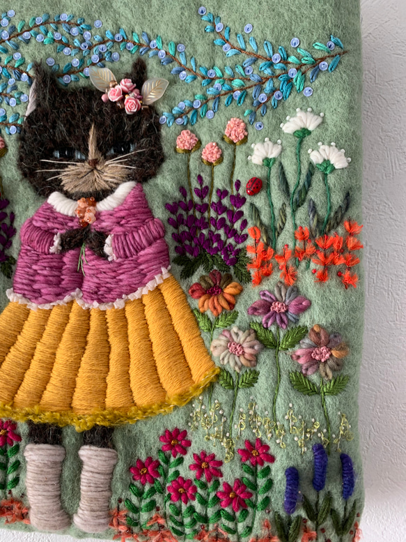 猫さんとお花畑刺繍　羊毛フェルト生地のバッグ 9枚目の画像