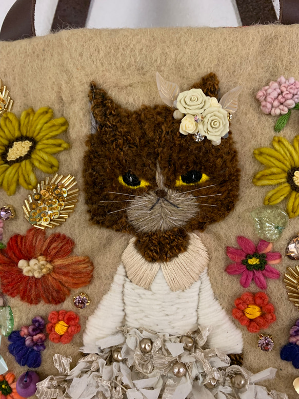 リボン刺繍のドレスを着た茶猫さん　羊毛フェルト生地のバッグ 4枚目の画像