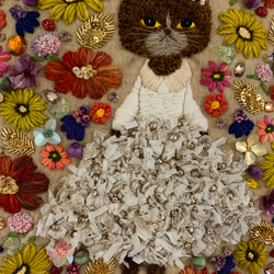 リボン刺繍のドレスを着た茶猫さん　羊毛フェルト生地のバッグ 7枚目の画像