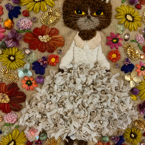 リボン刺繍のドレスを着た茶猫さん 羊毛フェルト生地のバッグ