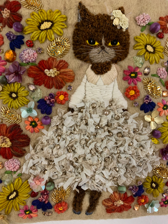 リボン刺繍のドレスを着た茶猫さん　羊毛フェルト生地のバッグ 7枚目の画像