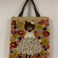 リボン刺繍のドレスを着た茶猫さん　羊毛フェルト生地のバッグ 1枚目の画像