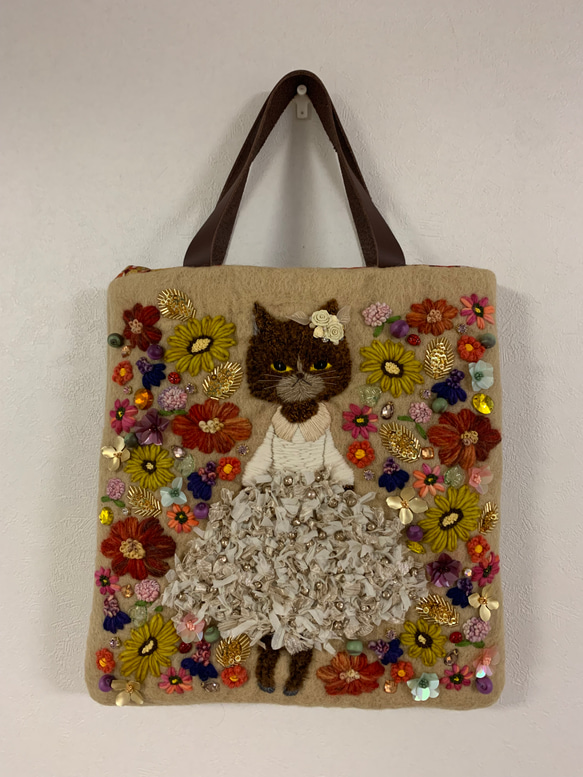 リボン刺繍のドレスを着た茶猫さん　羊毛フェルト生地のバッグ 1枚目の画像