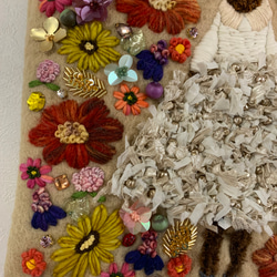 リボン刺繍のドレスを着た茶猫さん　羊毛フェルト生地のバッグ 10枚目の画像