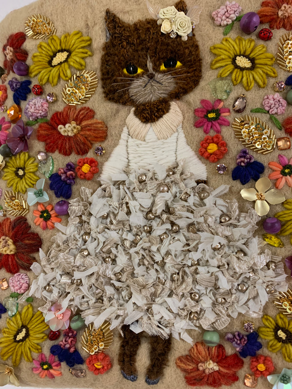 リボン刺繍のドレスを着た茶猫さん　羊毛フェルト生地のバッグ 5枚目の画像