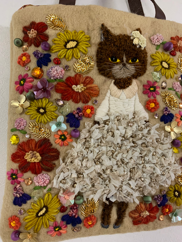リボン刺繍のドレスを着た茶猫さん　羊毛フェルト生地のバッグ 9枚目の画像