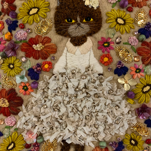 ブルーリボンをつけたふわふわ猫さん　羊毛フェルト生地のバッグ リボン刺繍のドレスを着た茶猫さん 羊毛フェルト生地のバッグ