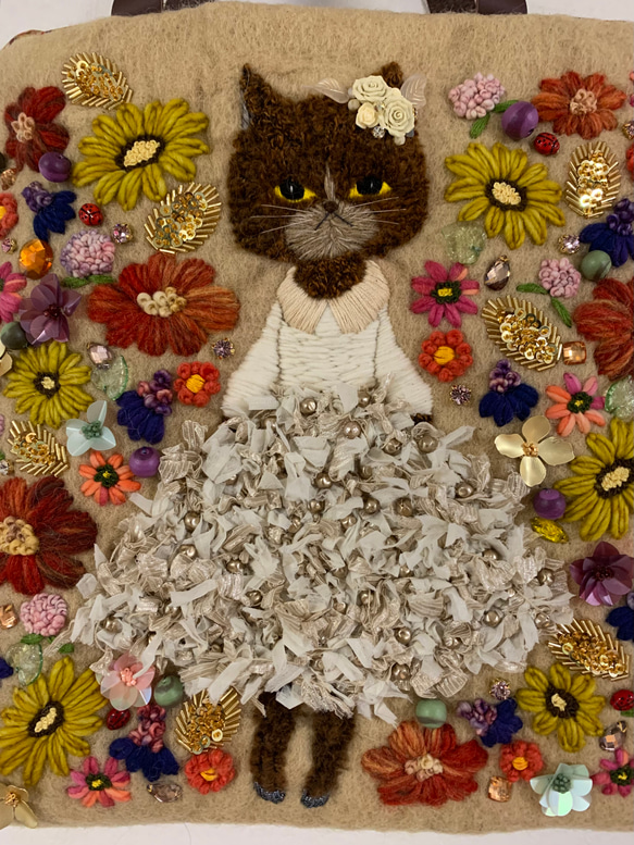 リボン刺繍のドレスを着た茶猫さん　羊毛フェルト生地のバッグ 3枚目の画像
