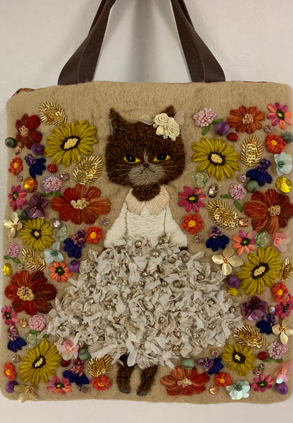 リボン刺繍のドレスを着た茶猫さん　羊毛フェルト生地のバッグ 2枚目の画像