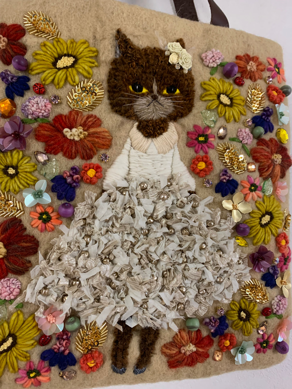 リボン刺繍のドレスを着た茶猫さん　羊毛フェルト生地のバッグ 6枚目の画像