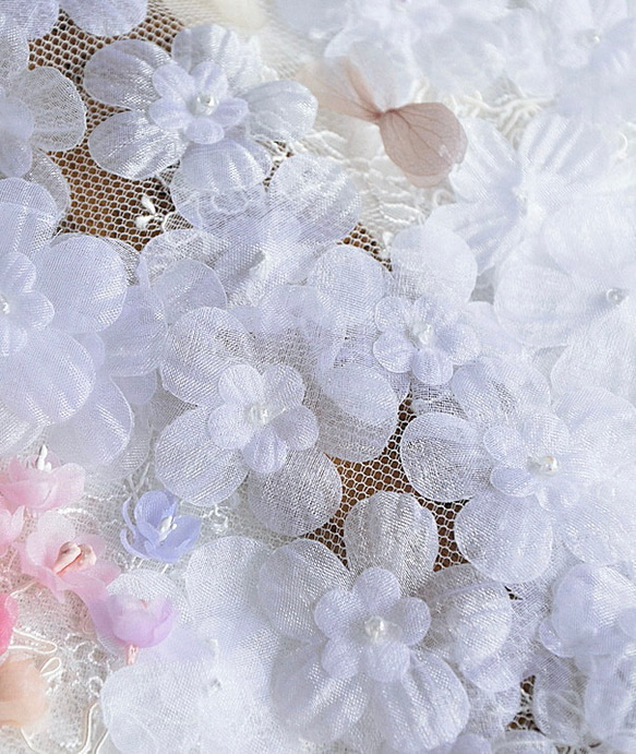2個セット 綺麗 ビーズ付き 立体 フラワー 花 モチーフ パーツ 白 BK240104 ハンドメイド 手芸 素材 材料 1枚目の画像