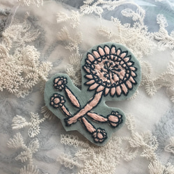 ミナペルホネンletter of flowerアンティーク風ブローチ ピンバッジ ミナペルホネンletter of flowerアンティーク風ブローチ