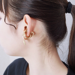 [單耳耳夾]「曲線」黃銅製*相容雙耳規格絲帶細微差別耳夾[一隻耳朵用] 第3張的照片