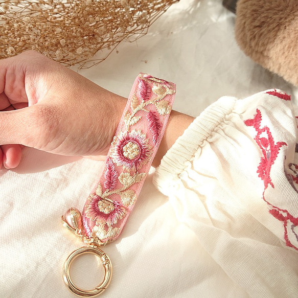 インド刺繍リボン の キーホルダー ハンドストラップ ♡ピンクフラワー 1枚目の画像