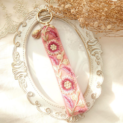 インド刺繍リボン の キーホルダー ハンドストラップ ♡ピンクフラワー 2枚目の画像