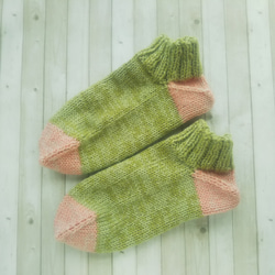 大きめ あったかウールの手編み靴下、カバー(若草色+ピンクベージュ)底面25×11.5cm『Creema限定』 1枚目の画像