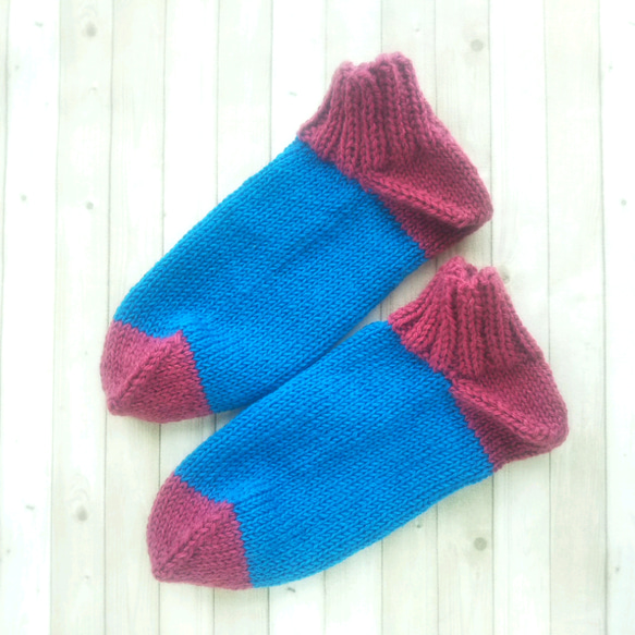 あったかウールの手編み靴下、カバー(ブルー+ローズピンク)底面24.5×10.5cm『Creema限定』 1枚目の画像