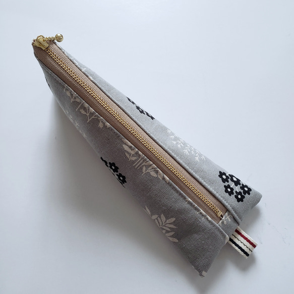ふわふわのペンケース①　北欧花柄・グレー　テトラペンケース　鉛筆が入る　長めの筆箱 1枚目の画像