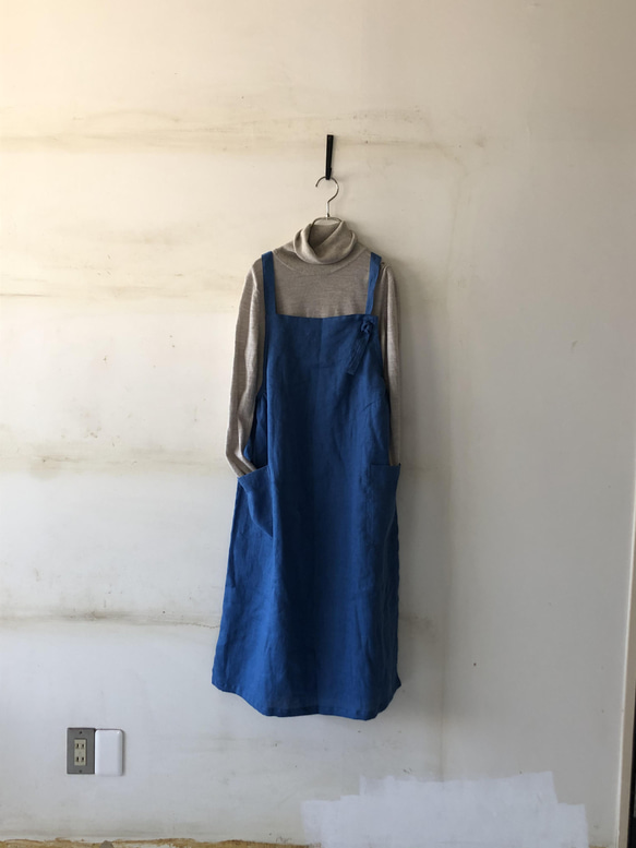 【NEW】エプロンワンピース　　脇ギャザー入りのゆったりサイズ　富士吉田染加工 1枚目の画像