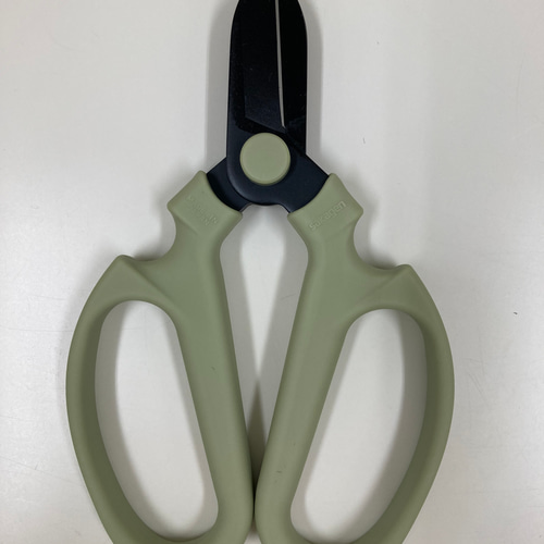 坂源ハサミ 黒刃 アトモスグリーン Sakagen scissors <atmos